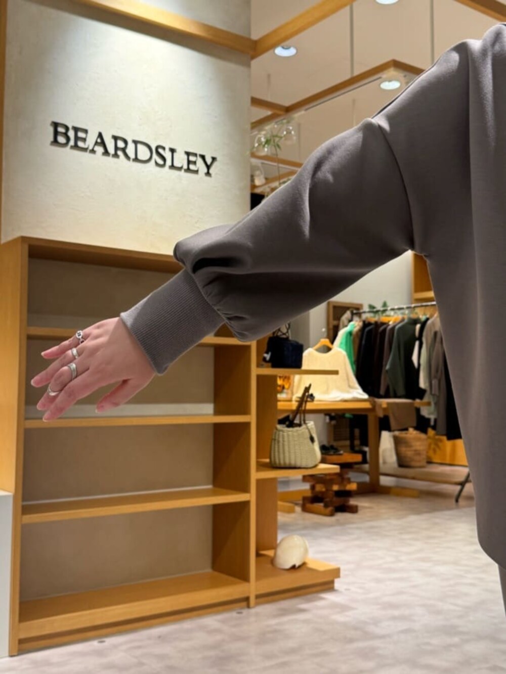 ホワイト系のスニーカー、ブラック系のボストンバッグ、ホワイト系のシャツ/ブラウスを着用したレディースの冬コーディネートの8枚目の写真