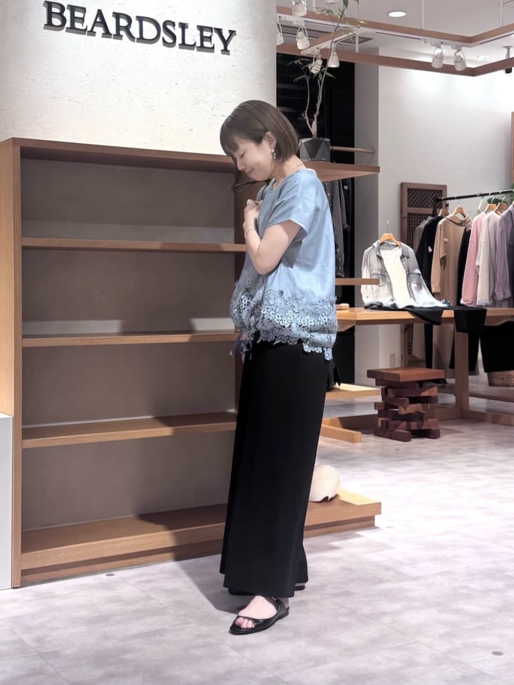 ブラック系のその他パンツ、ブルー系のシャツ/ブラウスを着用したレディースの春コーディネートの8枚目の写真