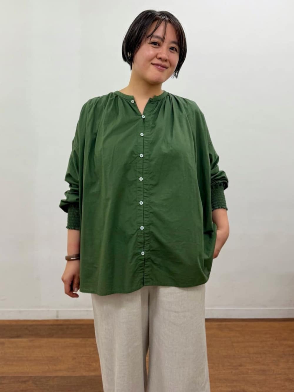 ベージュ系のその他パンツ、グリーン系のシャツ/ブラウスを着用したレディースの夏コーディネートの6枚目の写真