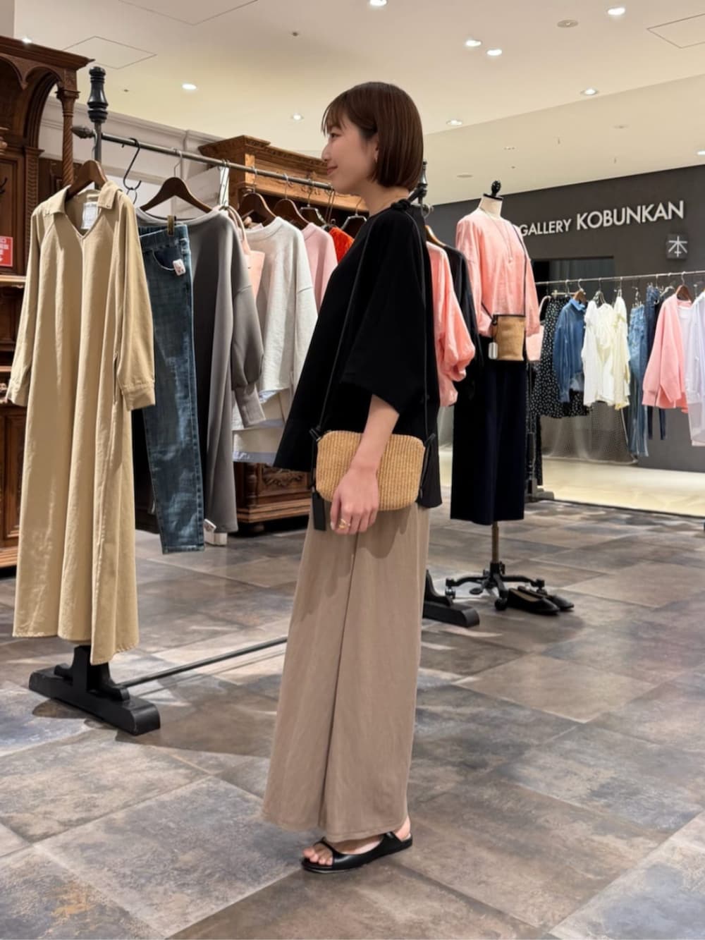 ベージュ系のその他パンツ、ブラック系のTシャツ/カットソーを着用したレディースの春コーディネートの2枚目の写真