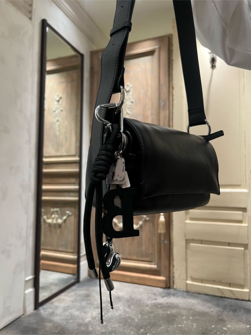 ブラック系のショルダーバッグ、イエロー系のその他アウター、ブラック系のチャームを着用したレディースの冬コーディネートの8枚目の写真