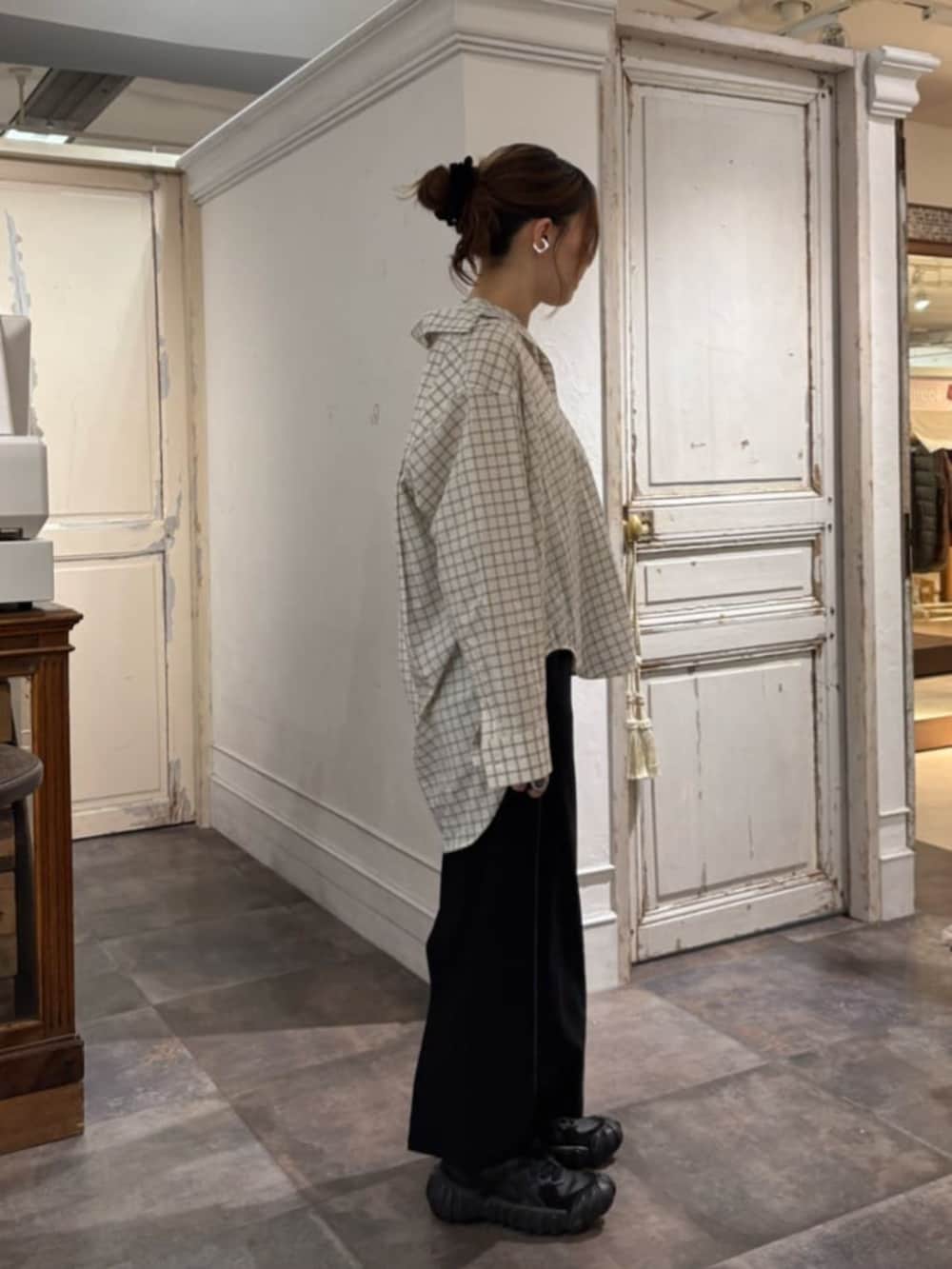 ホワイト系のシャツ/ブラウス、ブラック系のスカートを着用したレディースの冬コーディネートの3枚目の写真