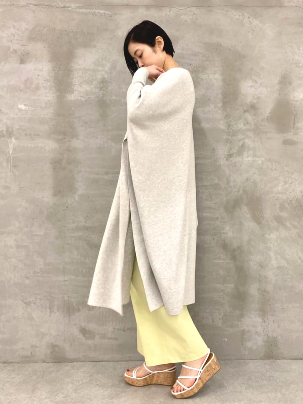 グレー系のカーディガン/ボレロ、ホワイト系のTシャツ/カットソー、イエロー系のその他パンツを着用したレディースの春コーディネートの2枚目の写真