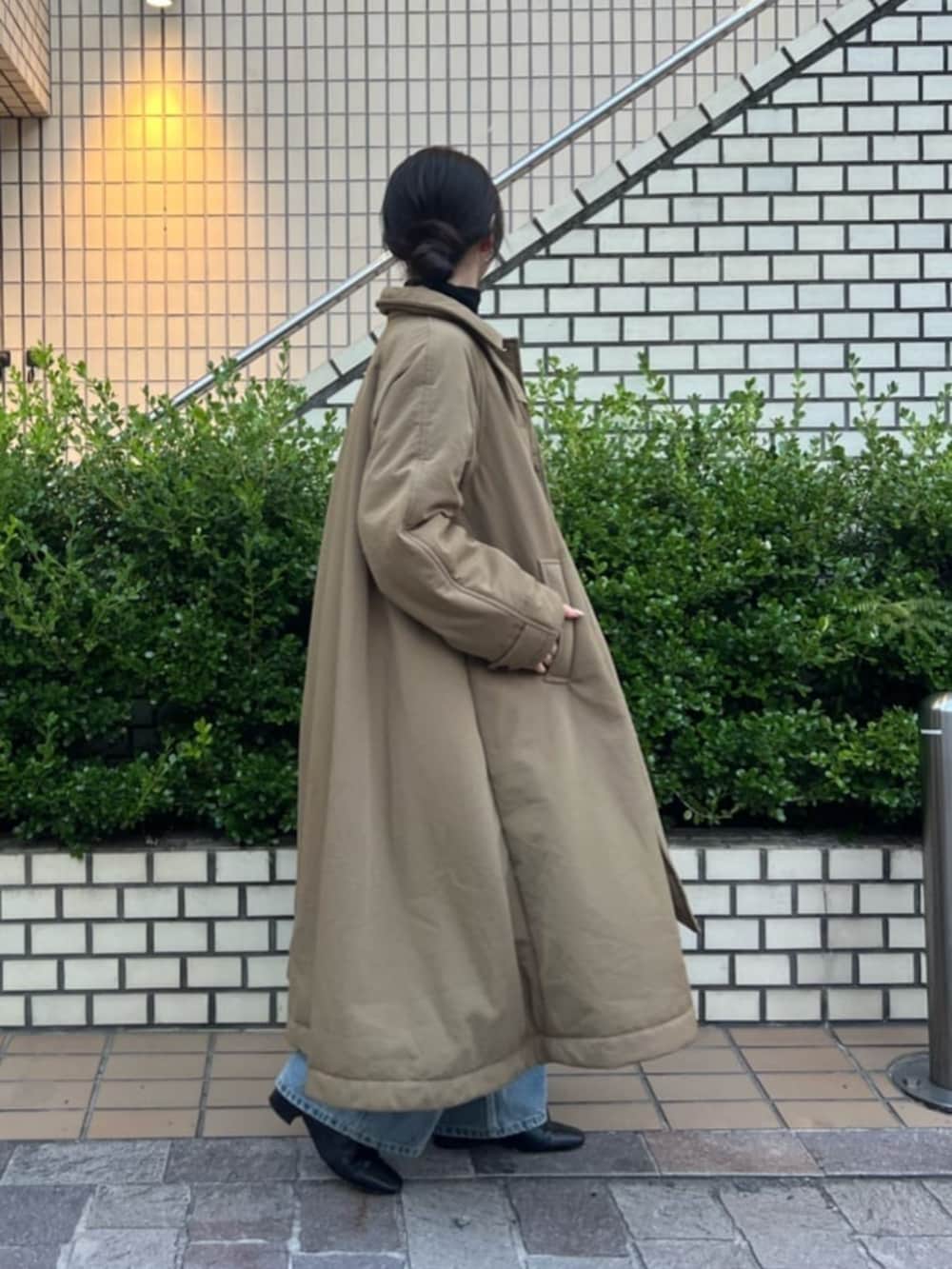 ブルー系のデニムパンツ、シルバー系のトートバッグ、イエロー系のその他アウターを着用したレディースの夏コーディネートの4枚目の写真