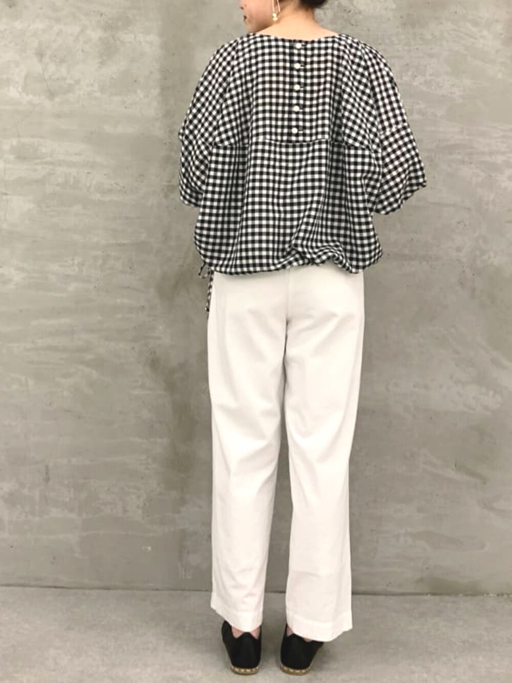 ホワイト系のシャツ/ブラウス、ホワイト系のその他パンツ、ブルー系のサンダルを着用したレディースの春コーディネートの3枚目の写真