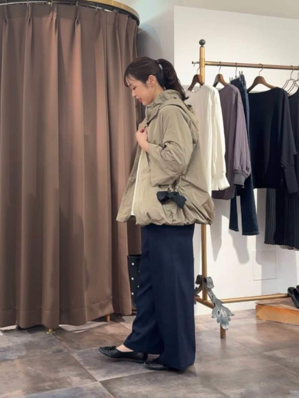 ブルー系のその他パンツ、ブラウン系のブルゾン、ブラック系のトートバッグを着用したレディースの冬コーディネートの2枚目の写真