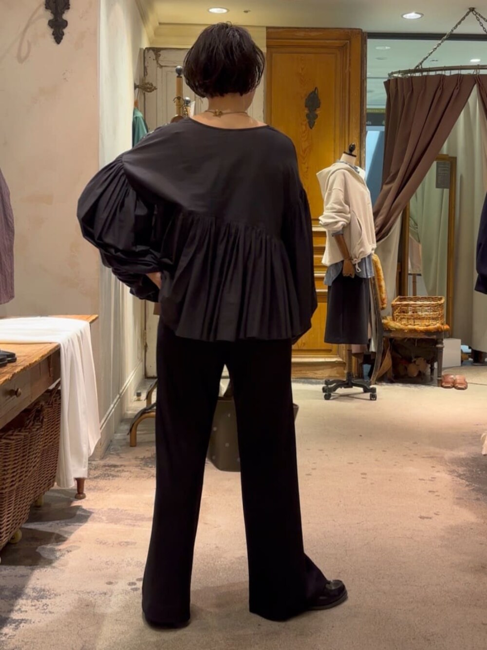 グレー系のトートバッグ、ブラック系のその他パンツ、グレー系のシャツ/ブラウスを着用したレディースの冬コーディネートの6枚目の写真