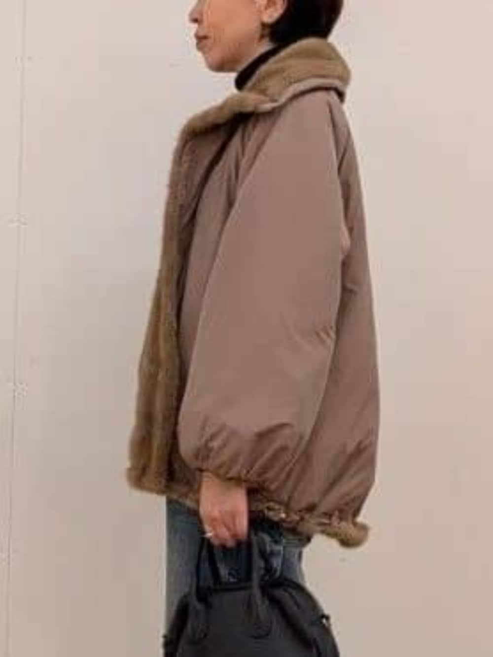 ブルー系のその他パンツ、ベージュ系のブルゾン、ブラウン系のローファーを着用したレディースの秋コーディネートの7枚目の写真