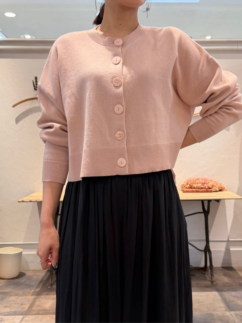 ブラック系のボストンバッグ、ブラック系のその他パンツ、ピンク系のカーディガン/ボレロを着用したレディースの冬コーディネートの4枚目の写真