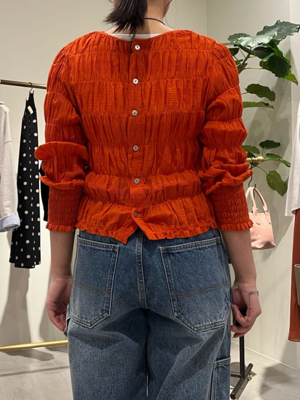 オレンジ系のシャツ/ブラウス、ブラウン系のトートバッグ、ブルー系のその他パンツを着用したレディースの春コーディネートの6枚目の写真