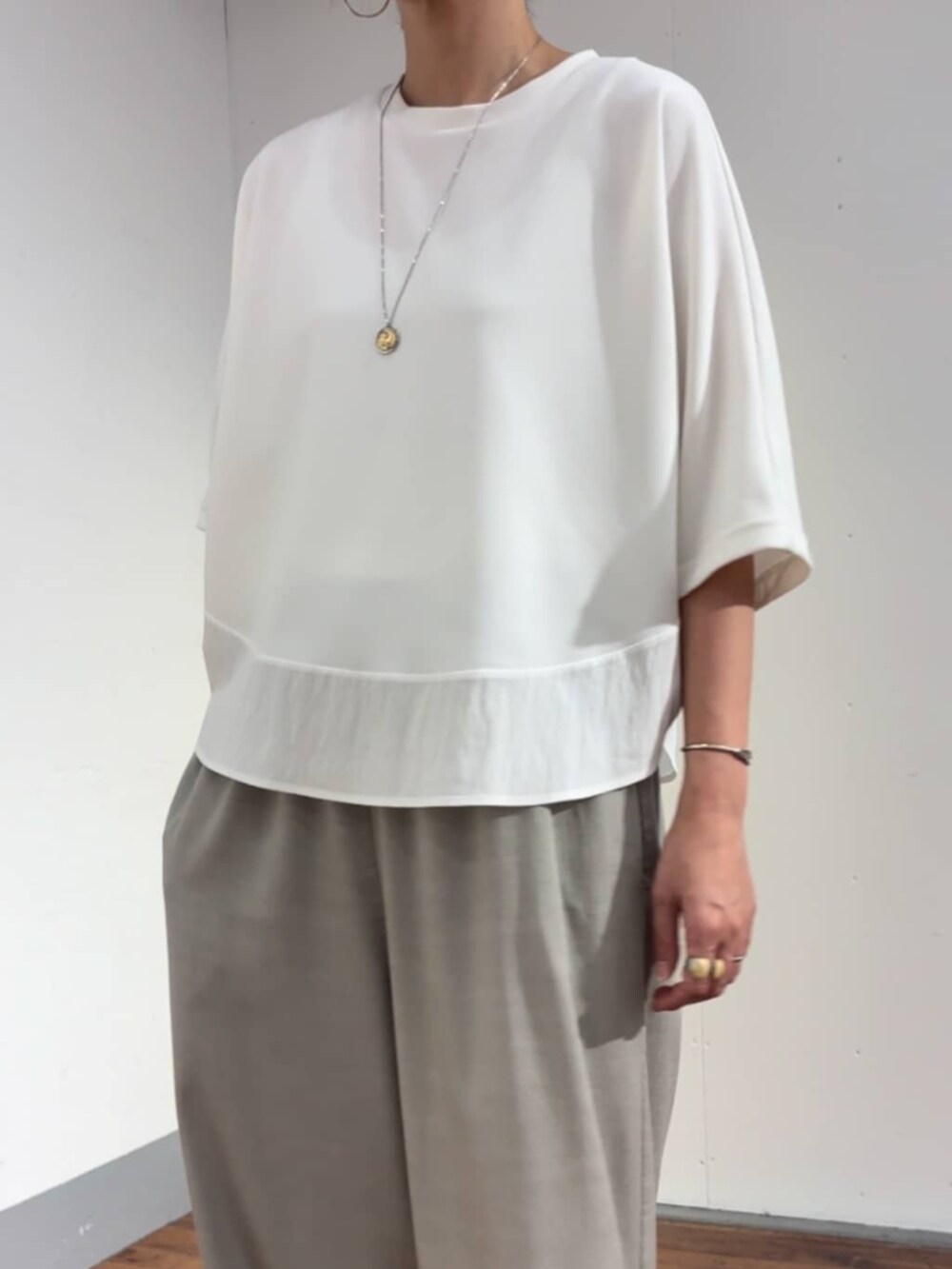 グレー系のその他パンツ、ホワイト系のTシャツ/カットソーを着用したレディースの春コーディネートの4枚目の写真