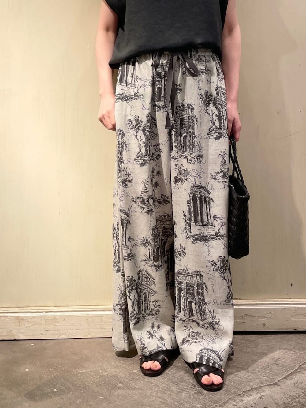 グレー系のシャツ/ブラウス、グレー系のその他パンツ、ブラック系のサンダルを着用したレディースの春コーディネートの3枚目の写真