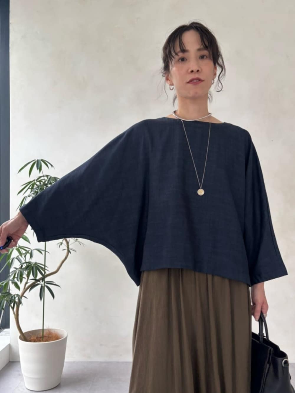 ブラック系のハンドバッグ、ブルー系のシャツ/ブラウス、グリーン系のその他パンツを着用したレディースの夏コーディネートの9枚目の写真
