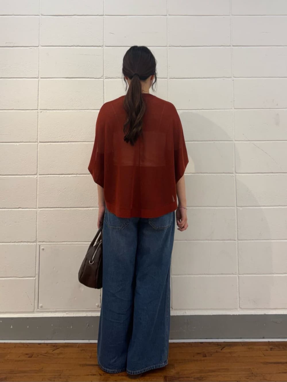 ブルー系のその他パンツ、グリーン系のニット/セーターを着用したレディースの夏コーディネートの3枚目の写真