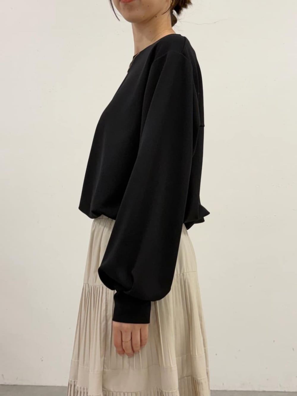 ホワイト系のスカート、ブラック系のシャツ/ブラウスを着用したレディースの春コーディネートの5枚目の写真