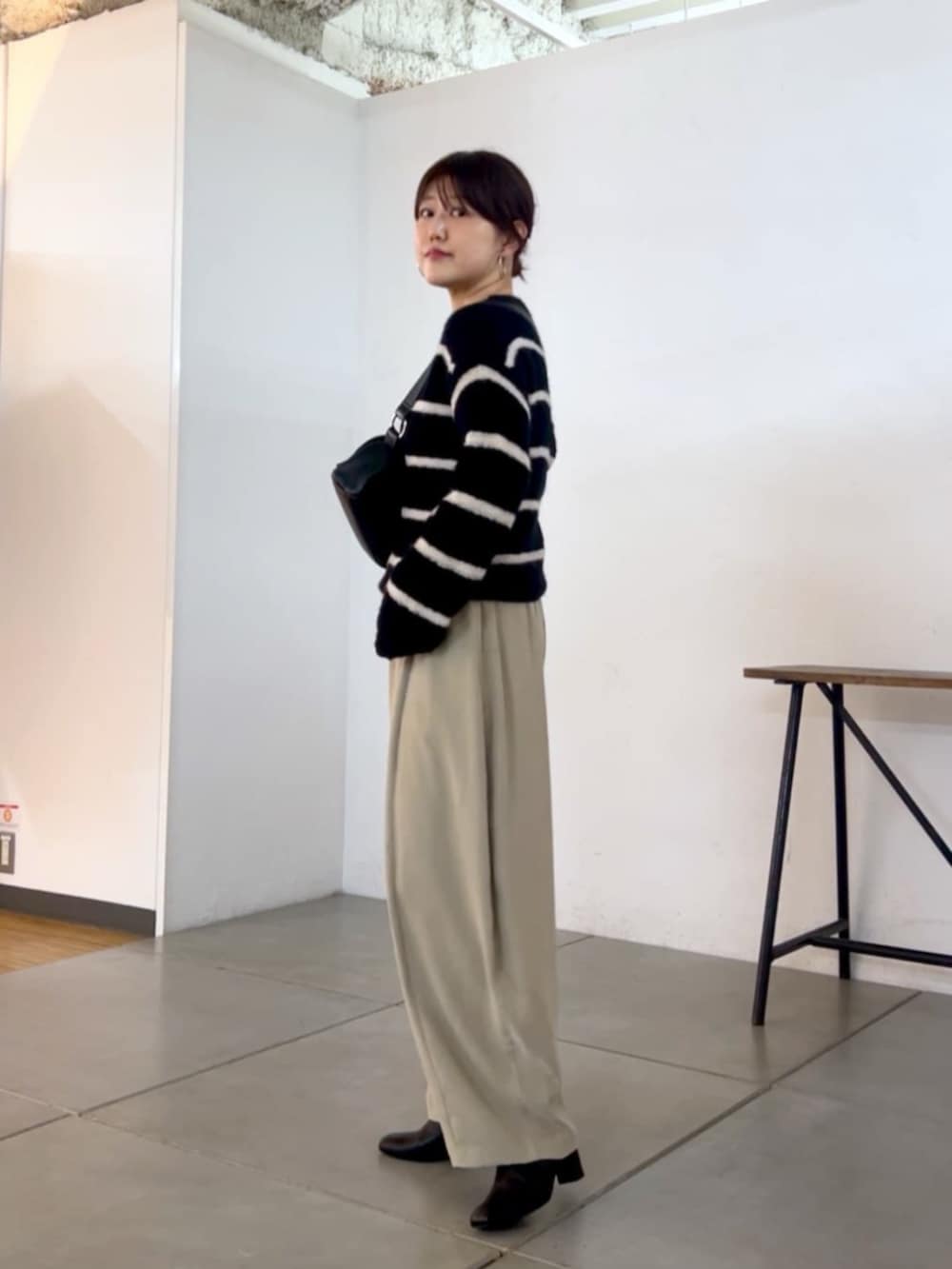 ブラック系のショルダーバッグ、グレー系のその他パンツ、ブラック系のニット/セーターを着用したレディースの秋コーディネートの4枚目の写真