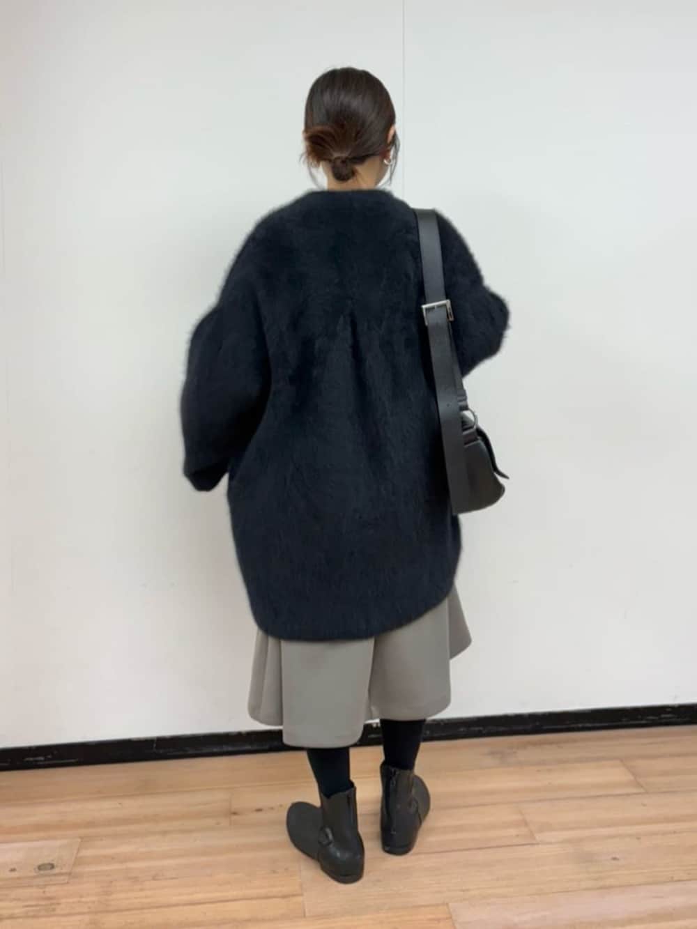 ブラック系のその他アウター、ブラウン系のワンピース、ブラック系のショルダーバッグを着用したレディースの冬コーディネートの4枚目の写真