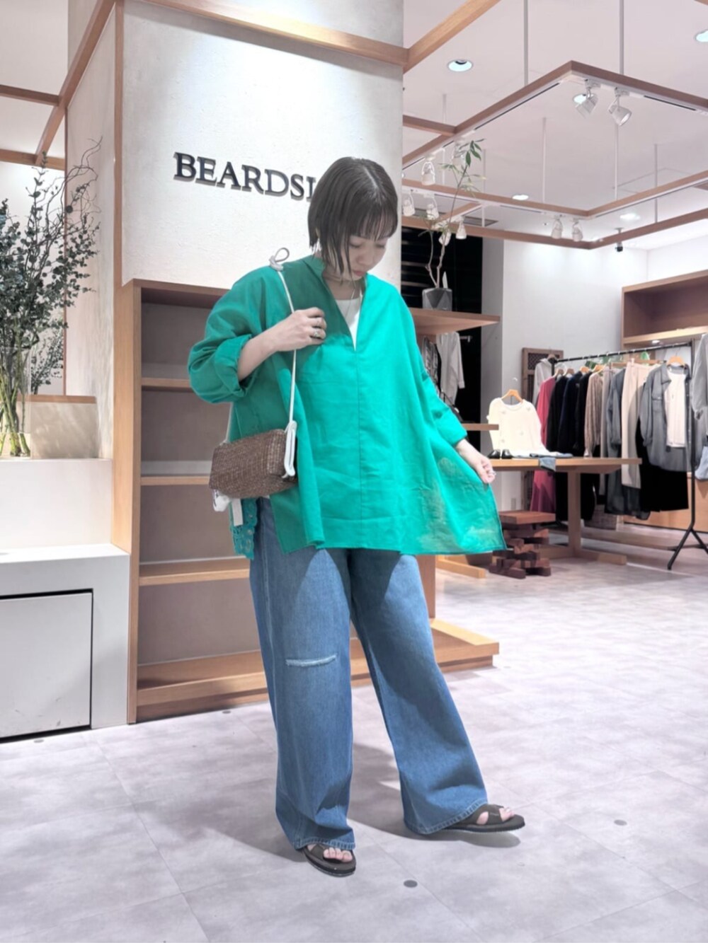 ブルー系のその他パンツ、グリーン系のシャツ/ブラウスを着用したレディースの春コーディネートの5枚目の写真