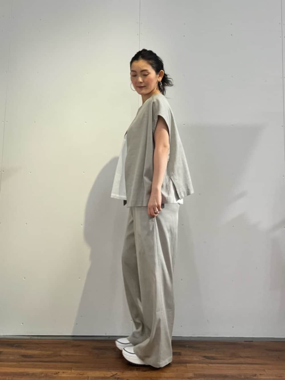 ホワイト系のスニーカー、グレー系のシャツ/ブラウス、ブラック系のボストンバッグを着用したレディースの春コーディネートの5枚目の写真