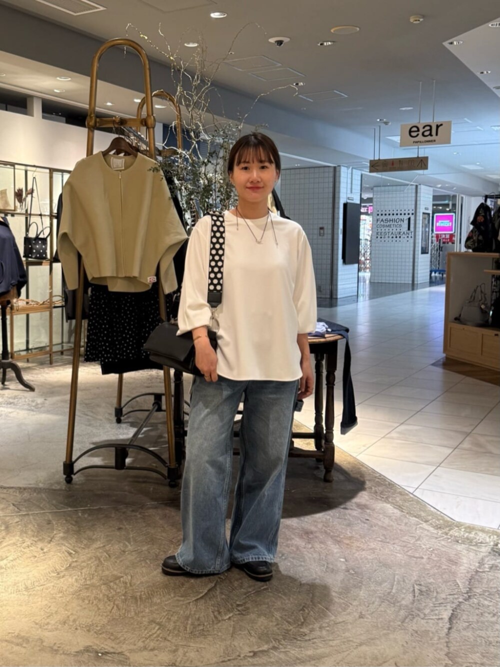 ホワイト系のシャツ/ブラウス、ブラック系のショルダーバッグ、ブルー系のその他パンツを着用したレディースの春コーディネートの8枚目の写真