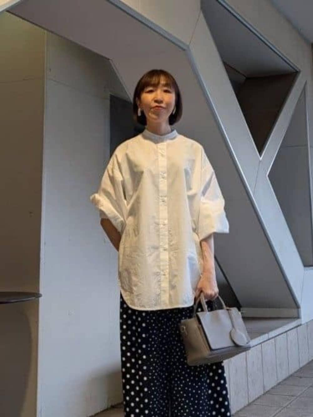 ブラック系のパンプス、ホワイト系のシャツ/ブラウスを着用したレディースの冬コーディネートの5枚目の写真