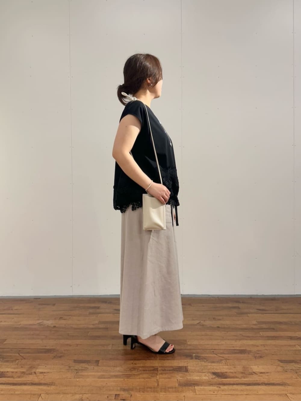 ブラック系のTシャツ/カットソー、グレー系のその他パンツを着用したレディースの春コーディネートの3枚目の写真