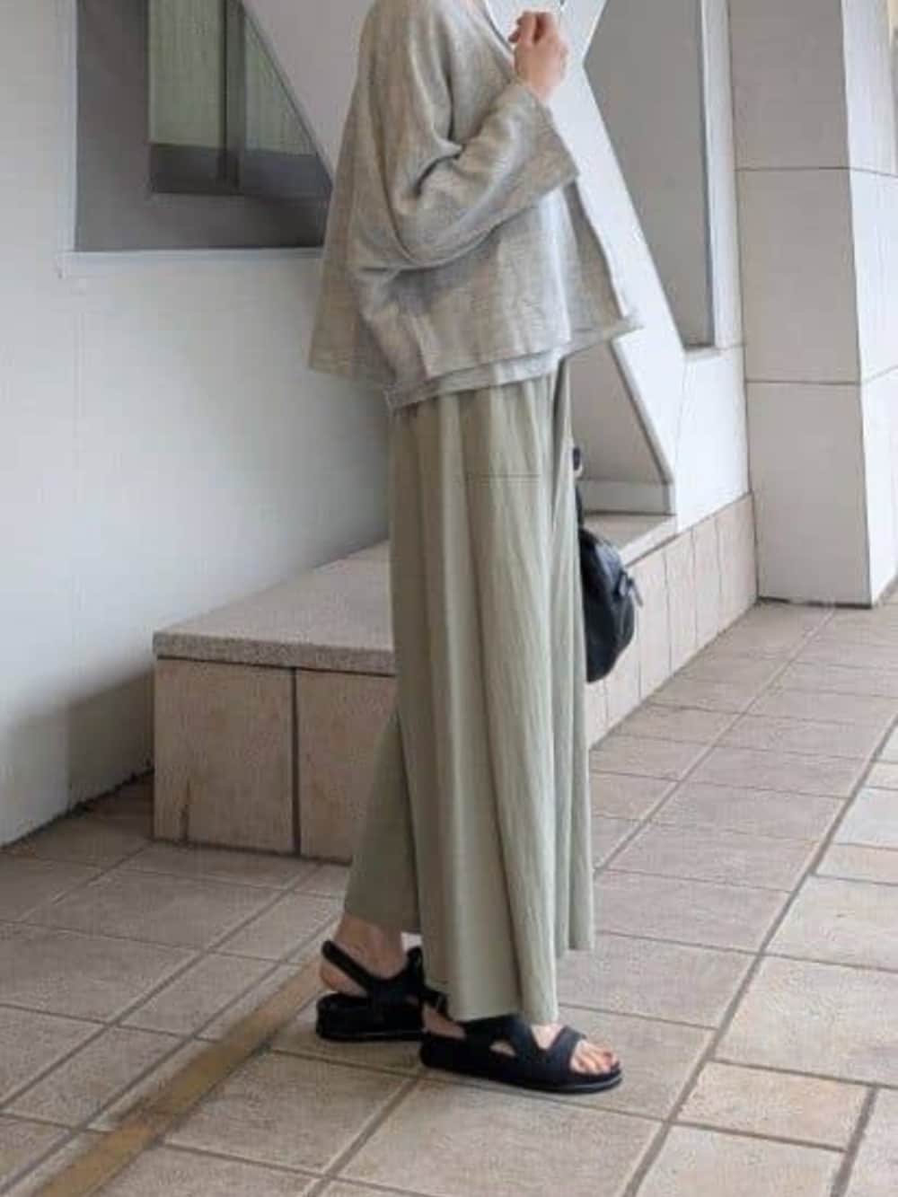 グリーン系のその他パンツ、ブラック系のサンダル、グレー系のニット/セーターを着用したレディースの冬コーディネートの4枚目の写真