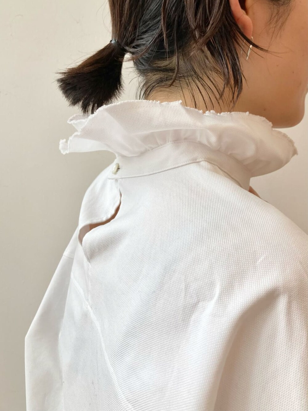 ホワイト系のシャツ/ブラウス、ブルー系のその他パンツ、ホワイト系のスニーカーを着用したレディースの冬コーディネートの3枚目の写真