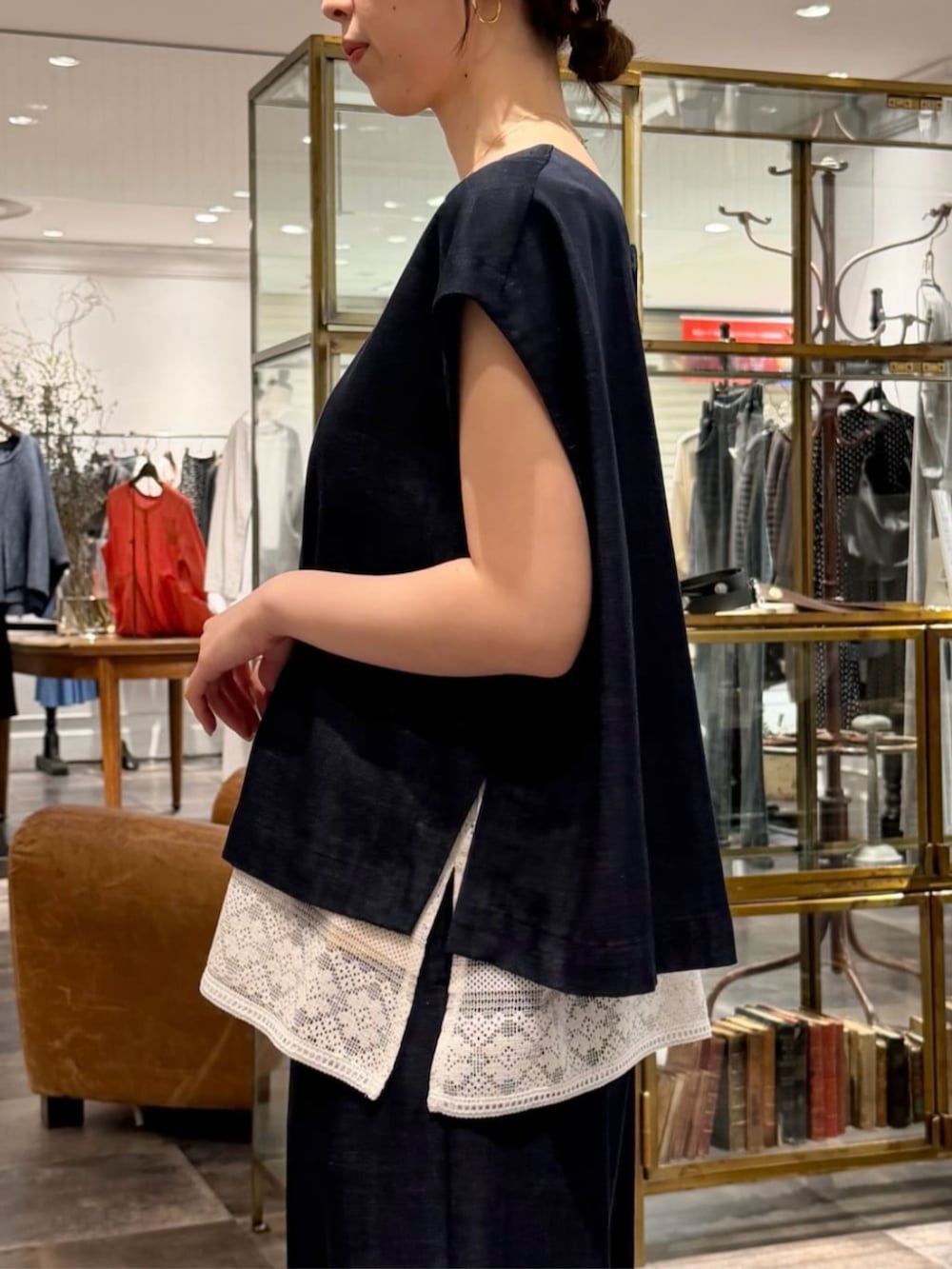 ブルー系のシャツ/ブラウス、ブラック系のショルダーバッグ、ホワイト系のシャツ/ブラウスを着用したレディースの春コーディネートの6枚目の写真