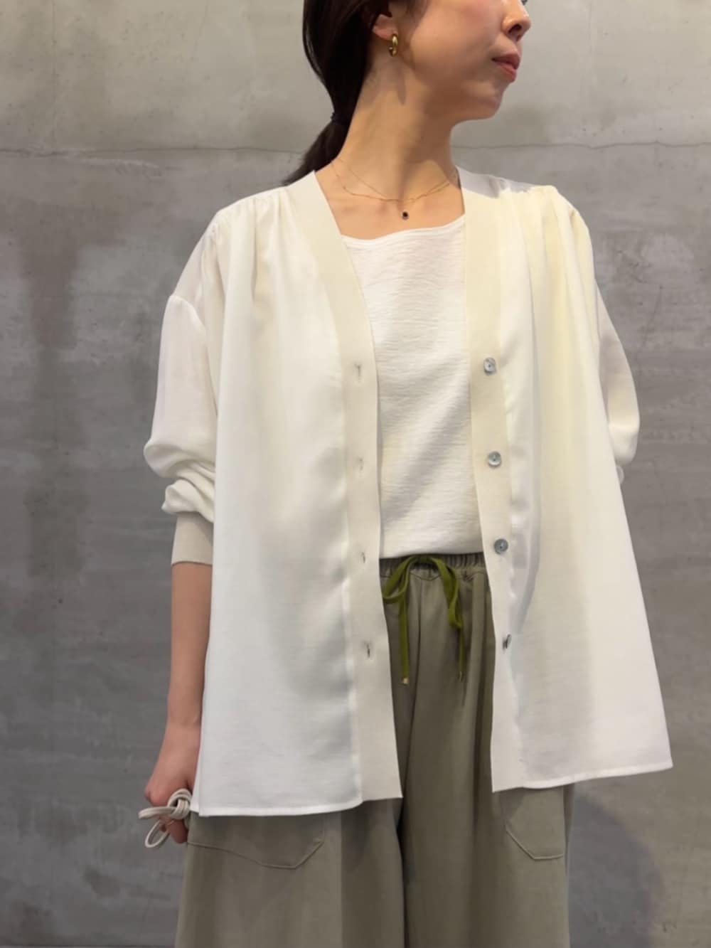 グリーン系のその他パンツ、ホワイト系のシャツ/ブラウス、ホワイト系のタンクトップを着用したレディースの春コーディネートの5枚目の写真