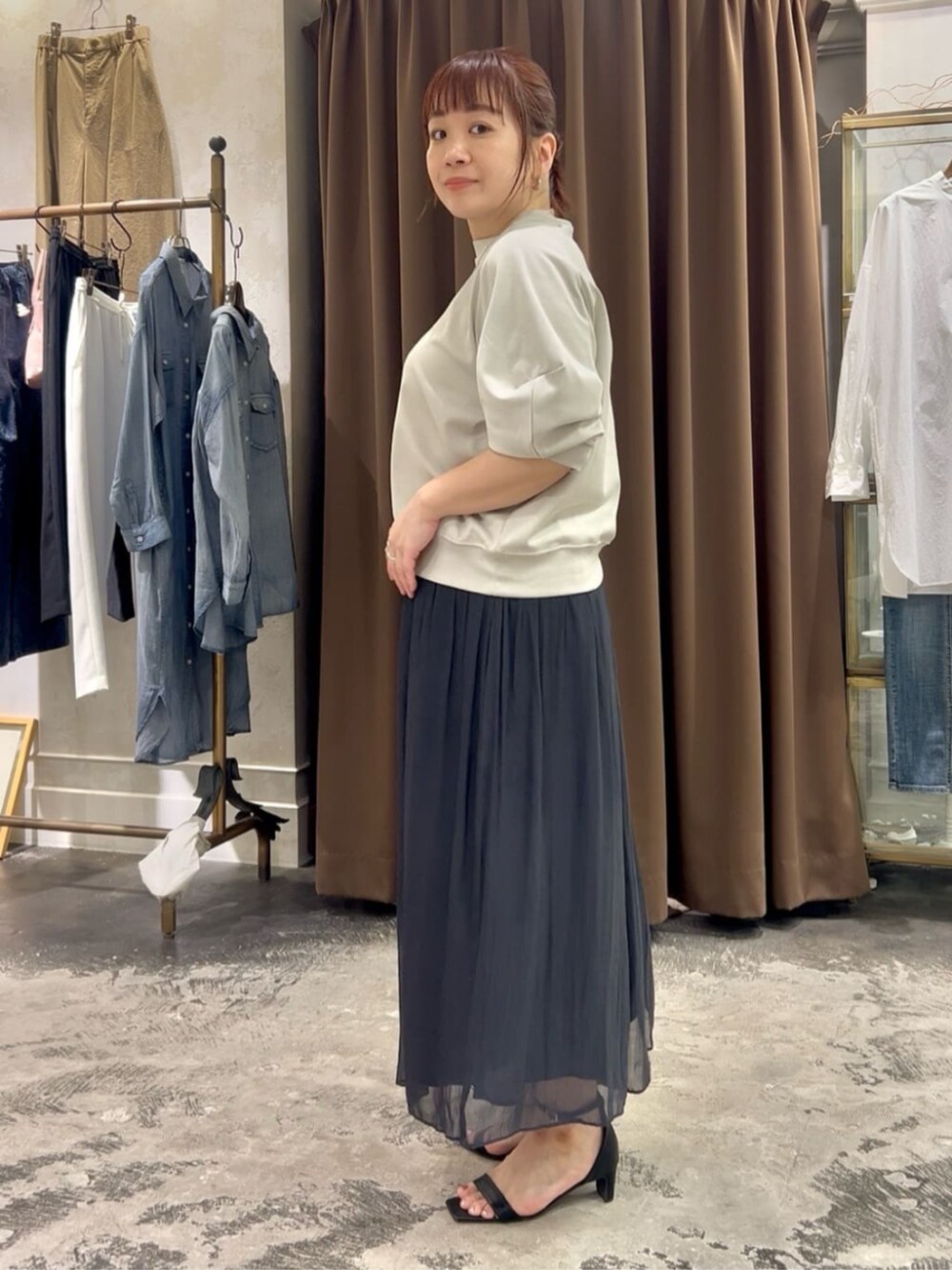 ブラック系のボストンバッグ、ブラック系のその他パンツ、グレー系のTシャツ/カットソーを着用したレディースの春コーディネートの2枚目の写真