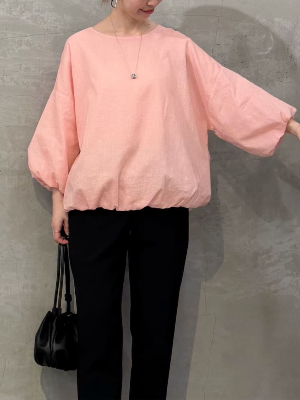 ピンク系のシャツ/ブラウスを着用したレディースの冬コーディネートの4枚目の写真