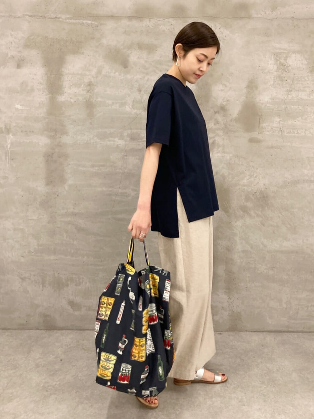 ブルー系のTシャツ/カットソー、ベージュ系のその他パンツ、ブルー系のトートバッグを着用したレディースの春コーディネートの2枚目の写真