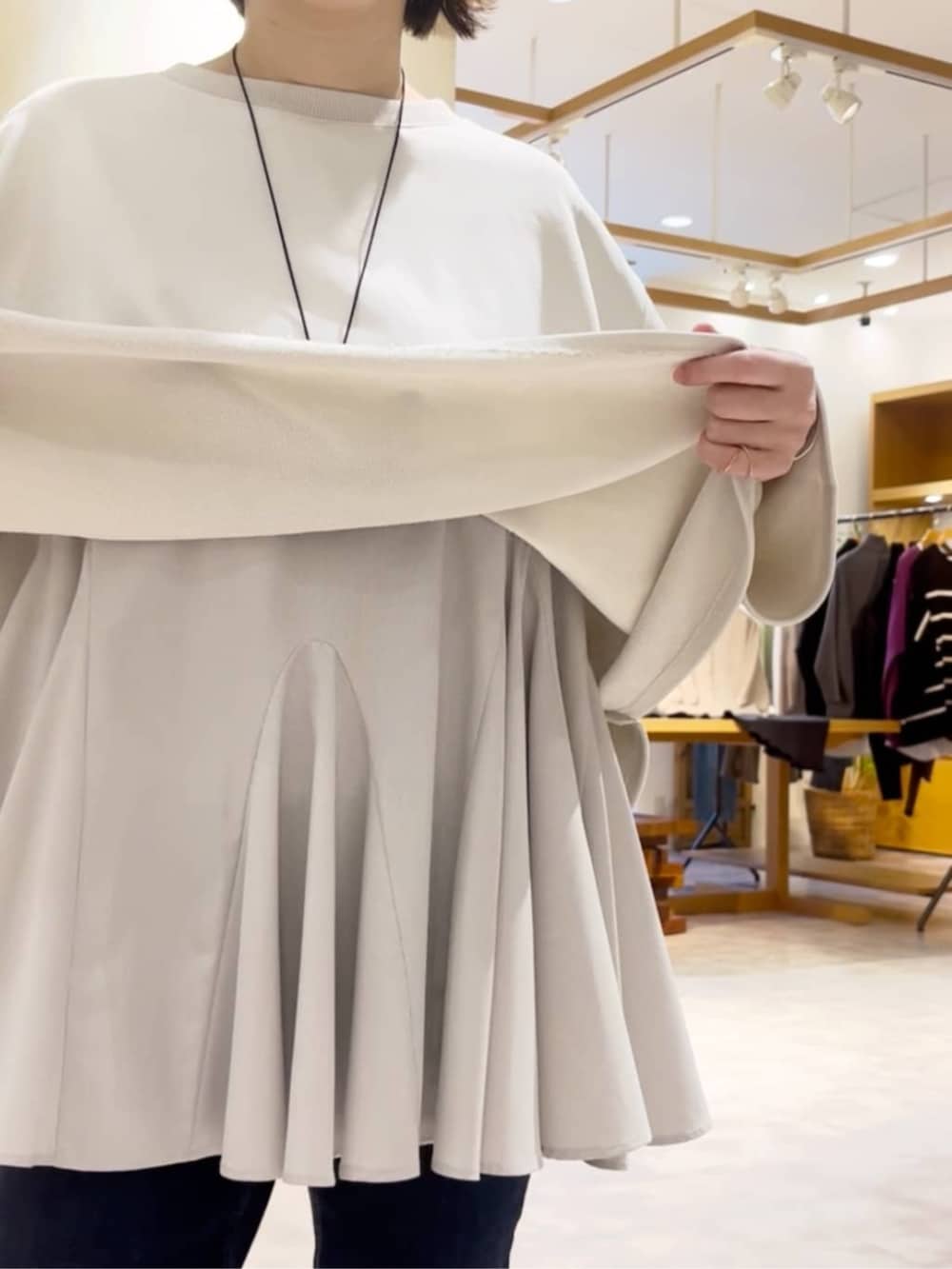 ブルー系のデニムパンツ、ホワイト系のTシャツ/カットソーを着用したレディースの冬コーディネートの8枚目の写真