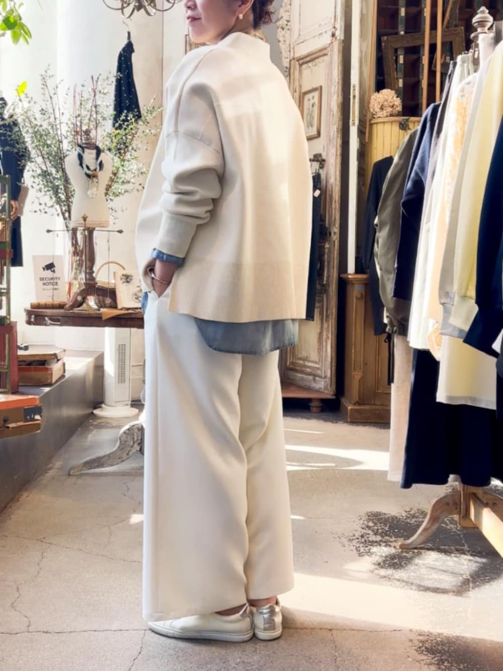 ブルー系のシャツ/ブラウス、ホワイト系のその他パンツを着用したレディースの春コーディネートの2枚目の写真