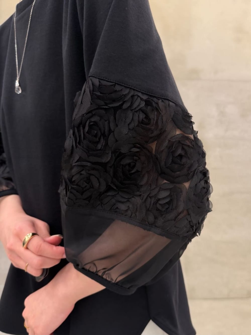 ブラック系のボストンバッグ、ブラック系のTシャツ/カットソー、ホワイト系のその他パンツを着用したレディースの春コーディネートの7枚目の写真