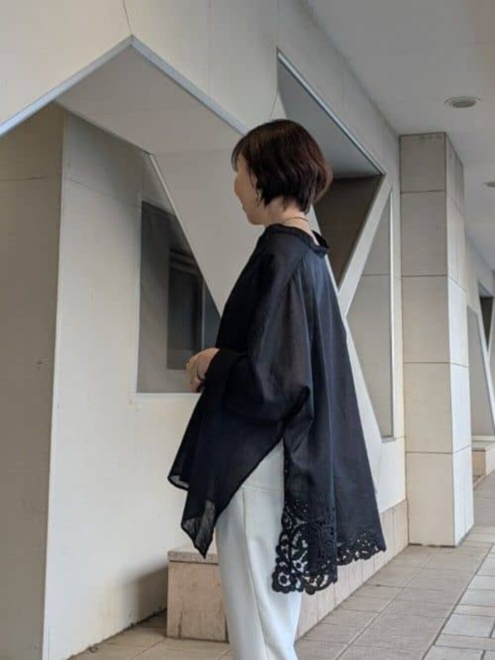 ホワイト系のその他パンツ、ブラック系のシャツ/ブラウスを着用したレディースの春コーディネートの5枚目の写真