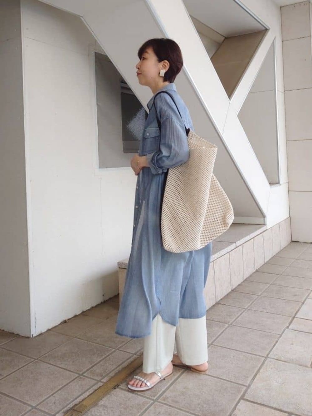 ブルー系のワンピースを着用したレディースの冬コーディネートの3枚目の写真