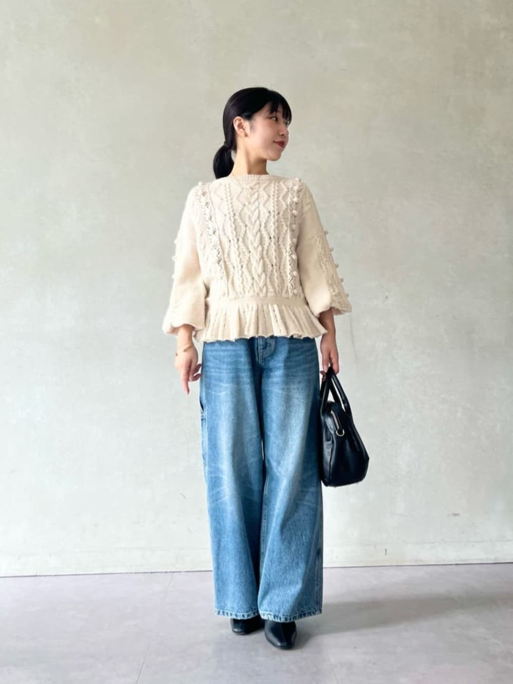 ブルー系のその他パンツ、ベージュ系のニット/セーターを着用したレディースの夏コーディネートの4枚目の写真