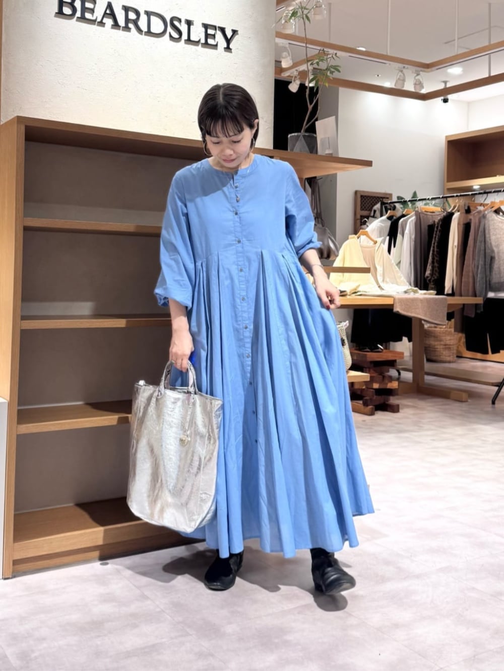 ブルー系のワンピース、ブラック系のトートバッグを着用したレディースの冬コーディネートの3枚目の写真