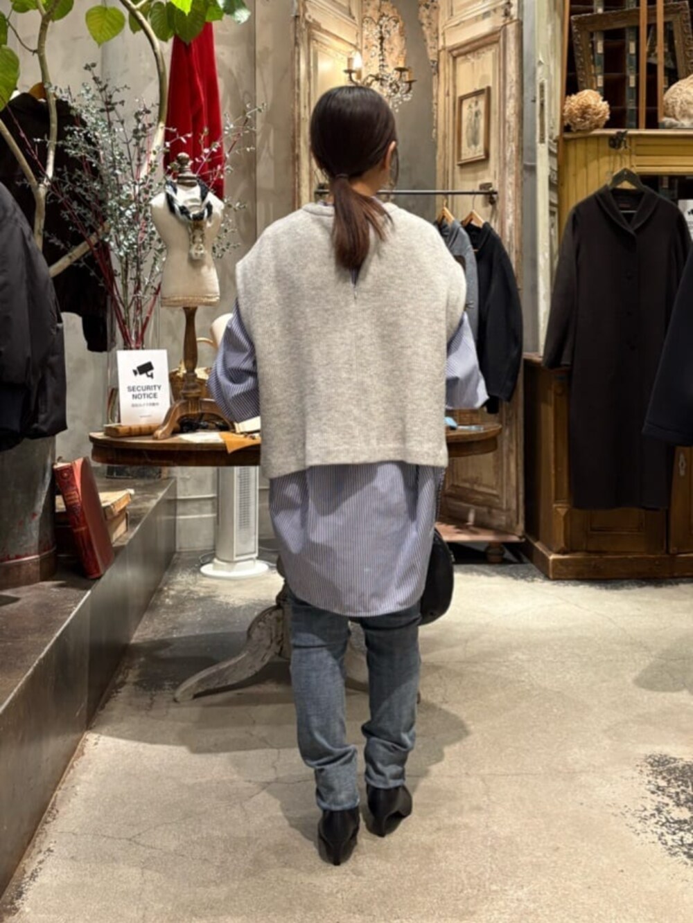 ブルー系のデニムパンツ、グレー系のシャツ/ブラウス、シルバー系のリングを着用したレディースの冬コーディネートの4枚目の写真