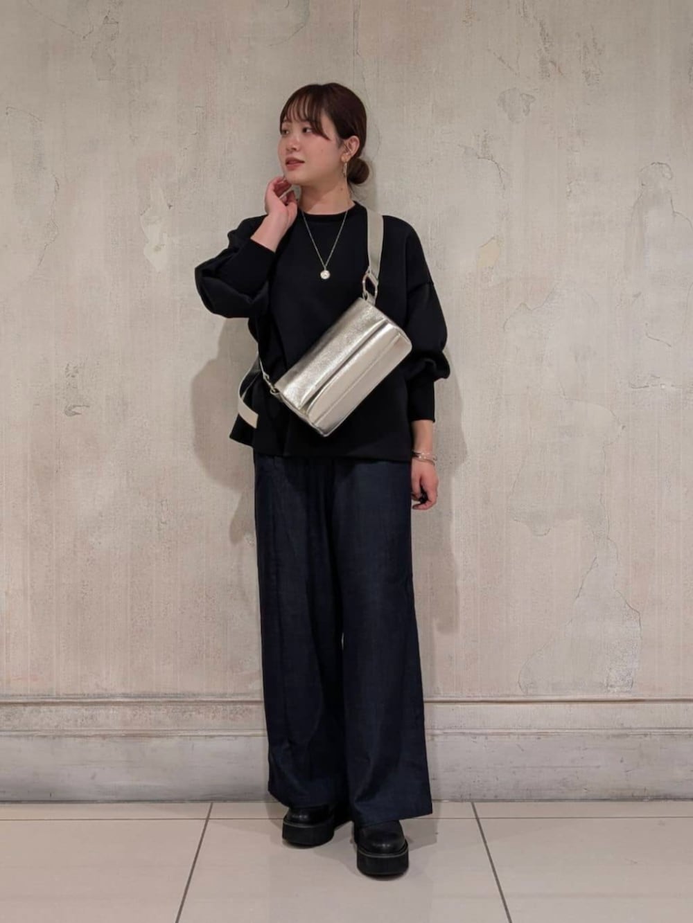 ブルー系のその他パンツ、ブラック系のブーツ、ブラック系のTシャツ/カットソーを着用したレディースの冬コーディネートの2枚目の写真