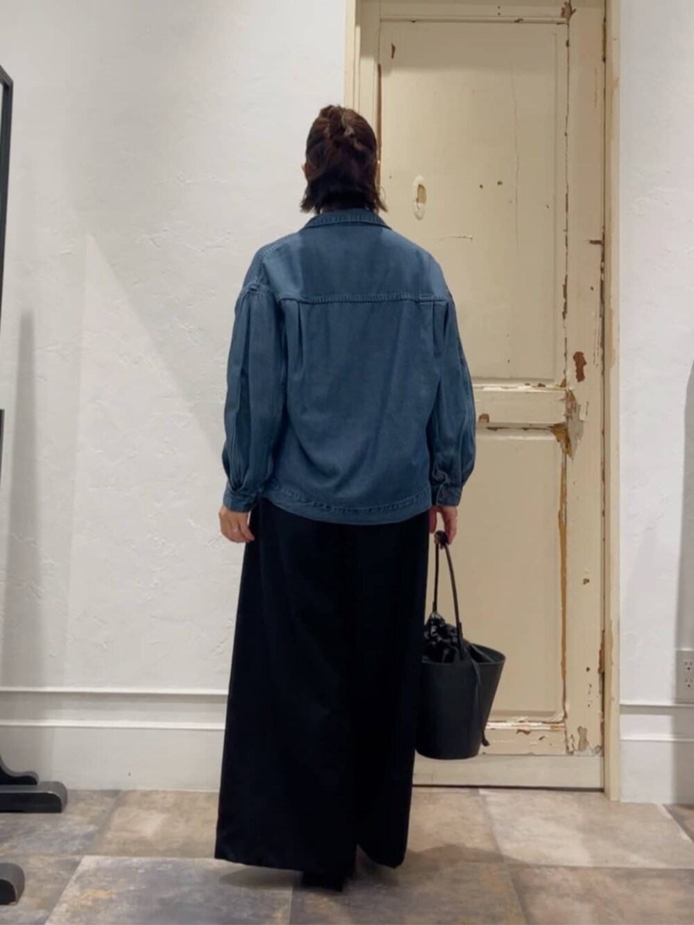 ブルー系のブルゾン、グレー系のニット/セーター、ブラック系のその他パンツを着用したレディースの冬コーディネートの3枚目の写真