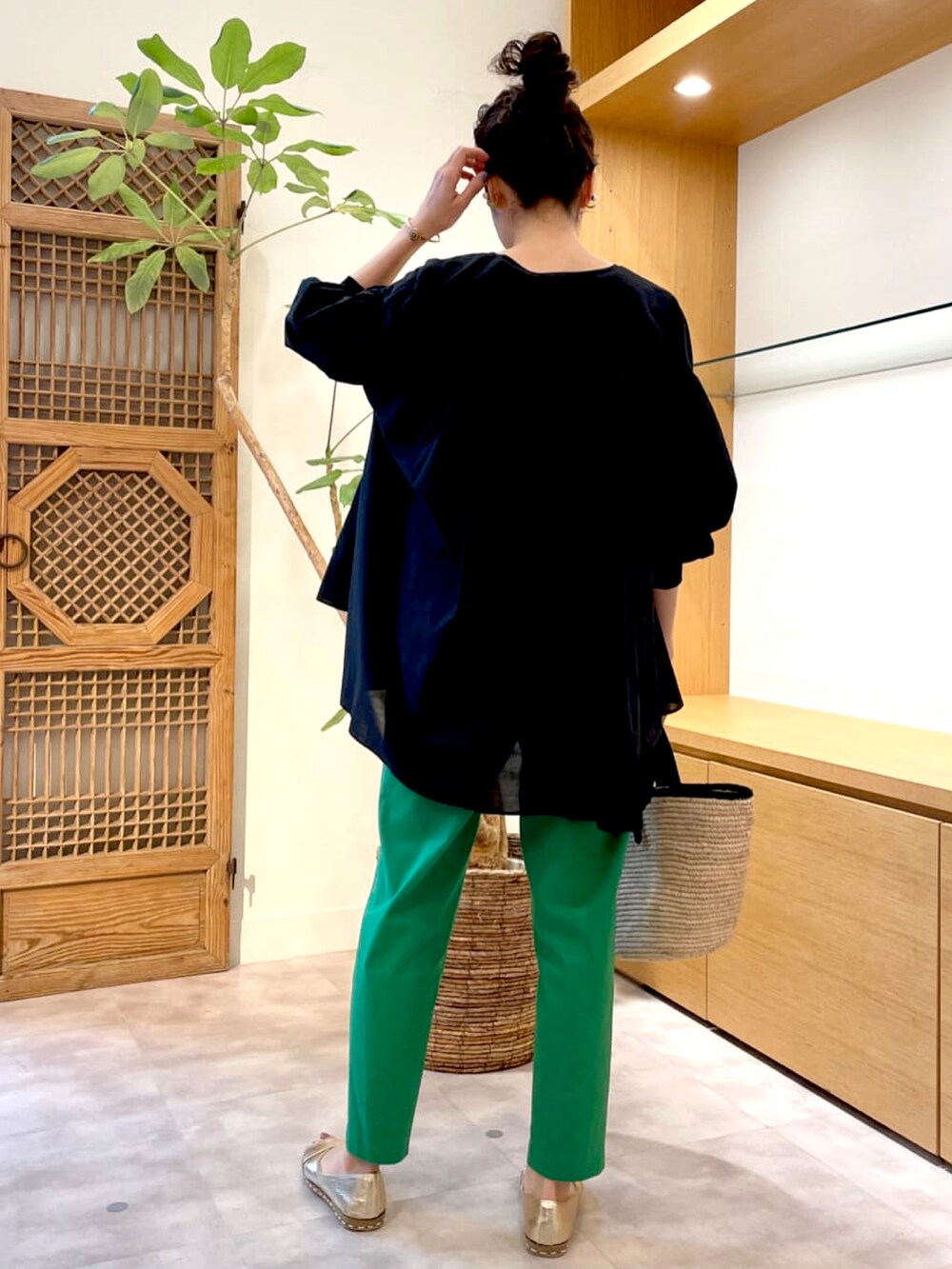 ブラック系のシャツ/ブラウス、ブラック系のTシャツ/カットソー、グリーン系のその他パンツを着用したレディースの春コーディネートの3枚目の写真