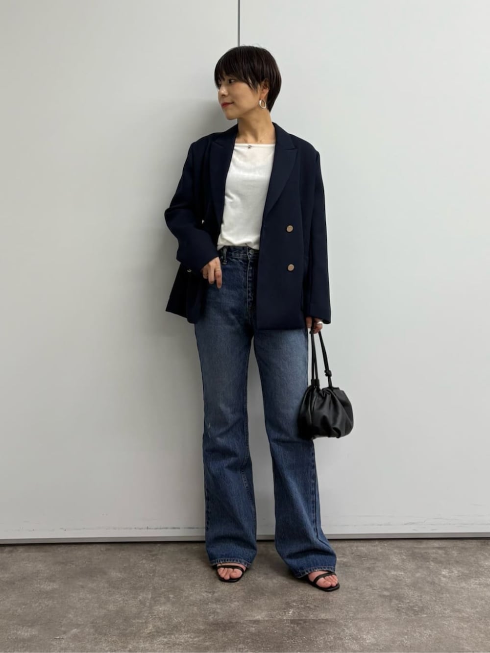 ブルー系のテーラードジャケット、ホワイト系のTシャツ/カットソーを着用したレディースの冬コーディネートの2枚目の写真