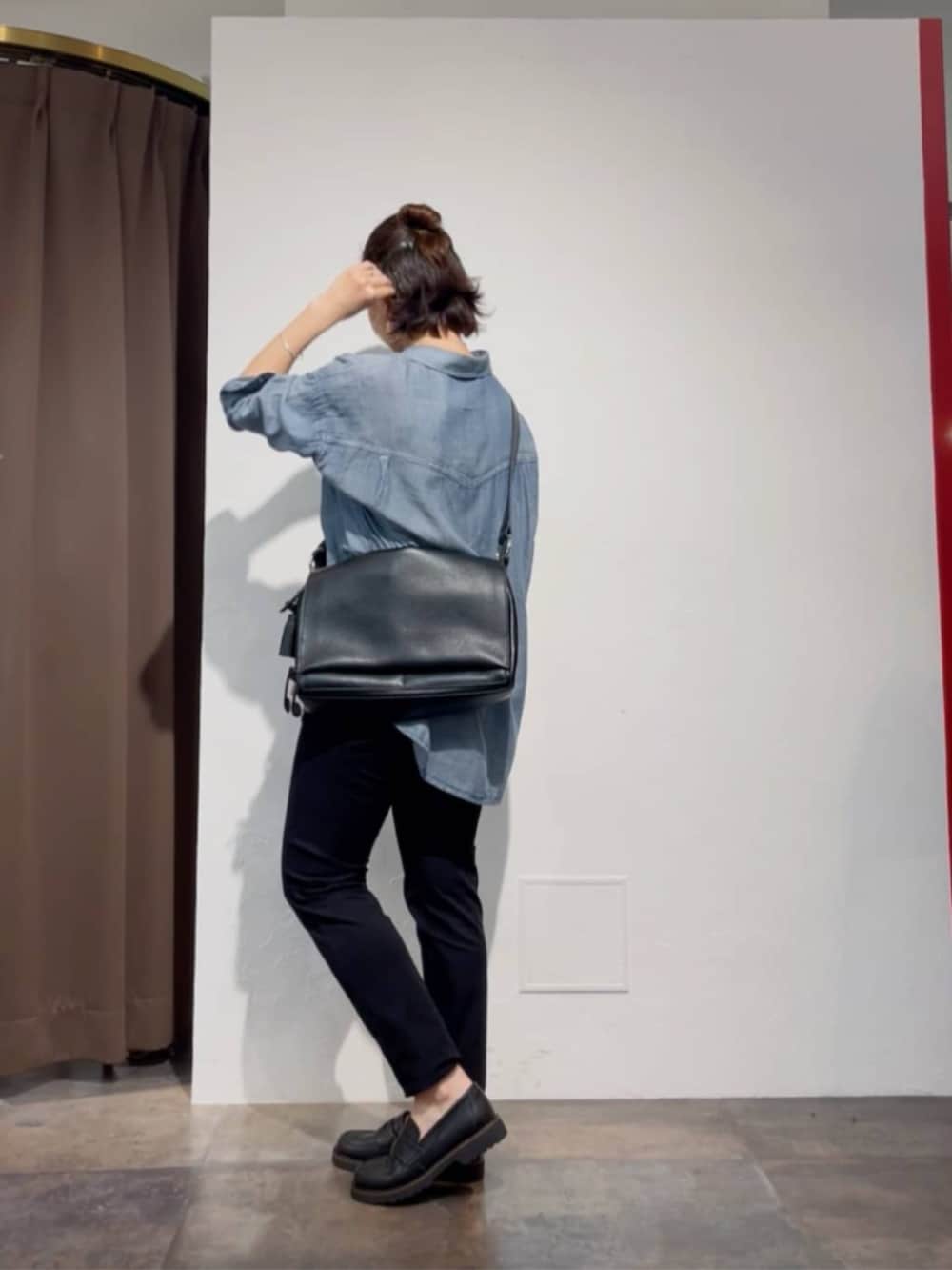 ブルー系のシャツ/ブラウス、ブラック系のその他パンツ、ブラック系のローファーを着用したレディースの春コーディネートの7枚目の写真