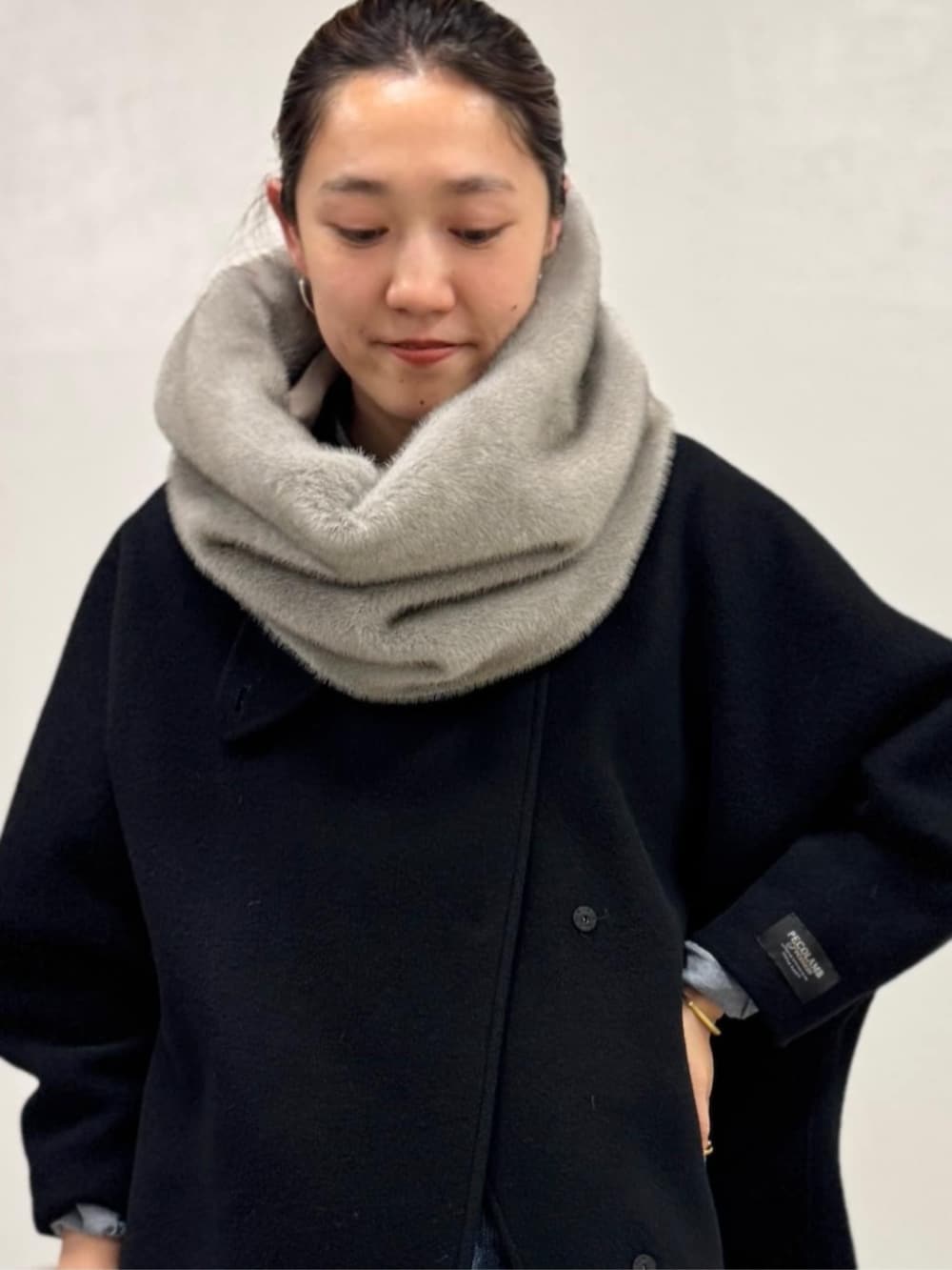 ブラック系のその他アウター、ブラック系のローファー、グレー系のマフラーを着用したレディースの秋コーディネートの5枚目の写真