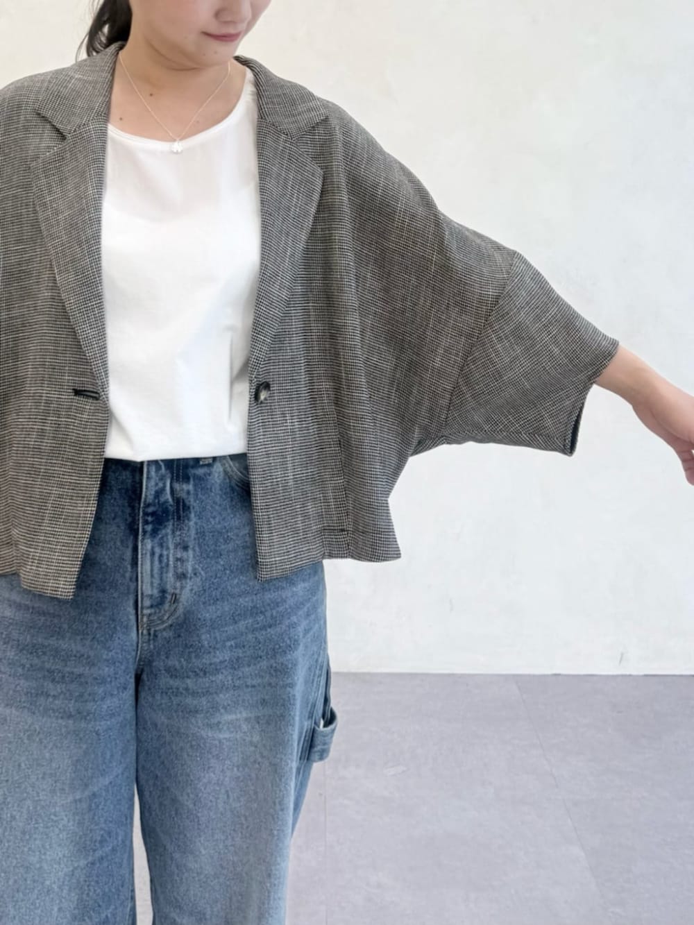 ブルー系のその他パンツ、ホワイト系のシャツ/ブラウス、ベージュ系のテーラードジャケットを着用したレディースの春コーディネートの5枚目の写真