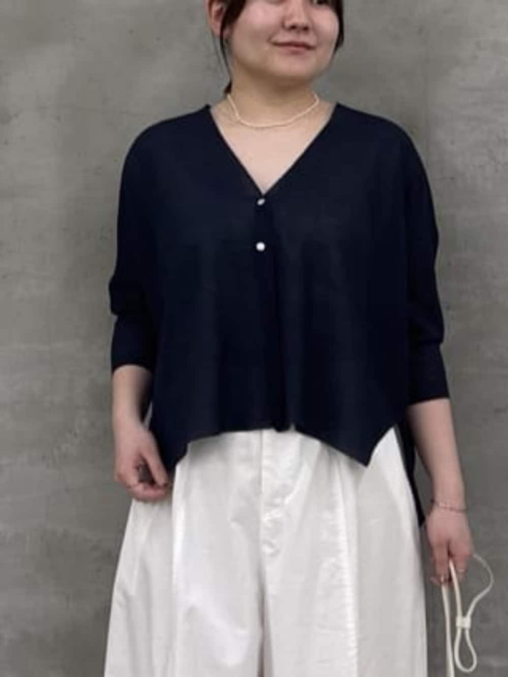 ホワイト系のショルダーバッグ、ホワイト系のサンダル、ホワイト系のその他パンツを着用したレディースの春コーディネートの4枚目の写真