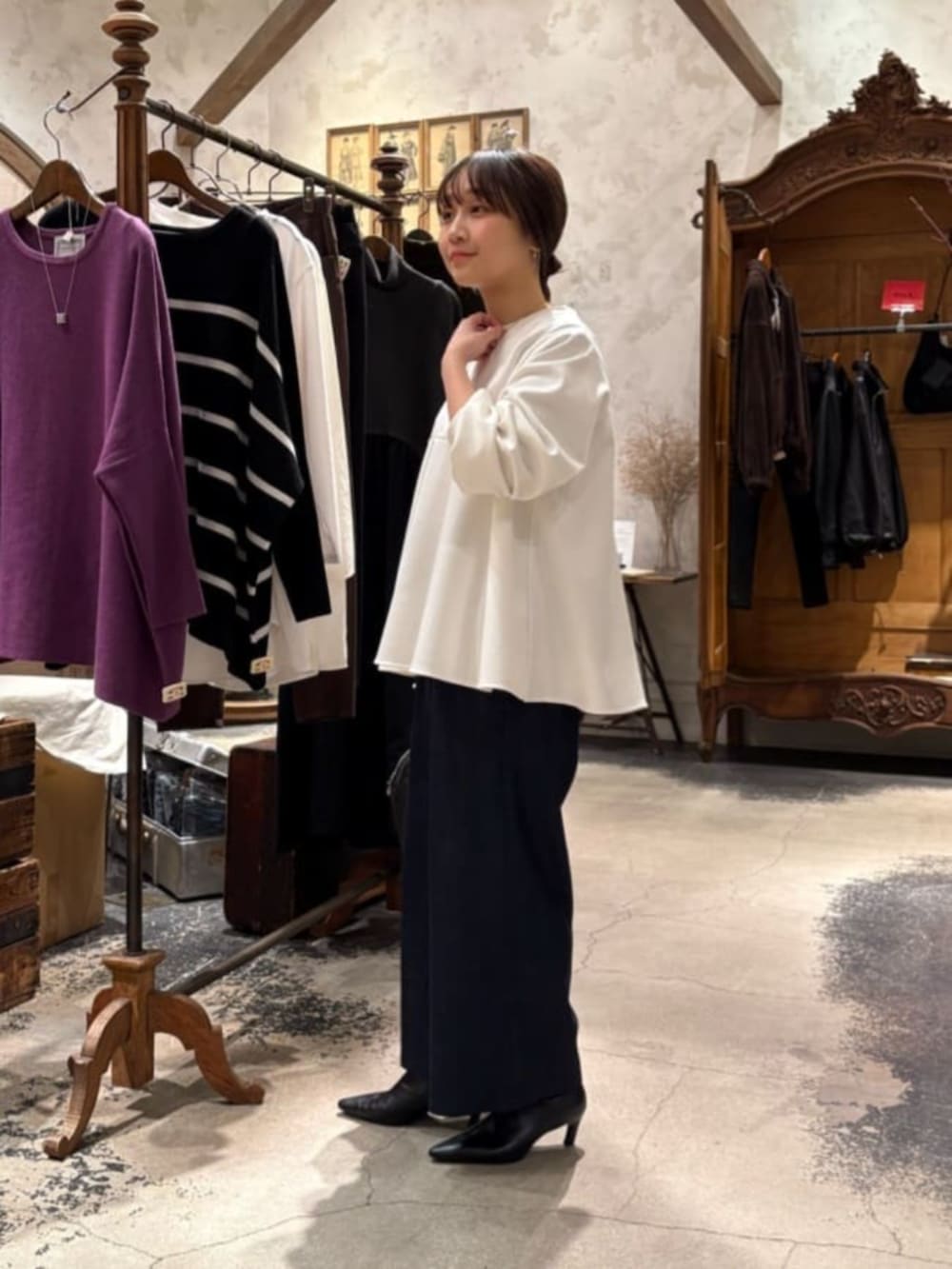 ブルー系のその他パンツ、ホワイト系のTシャツ/カットソーを着用したレディースの冬コーディネートの2枚目の写真